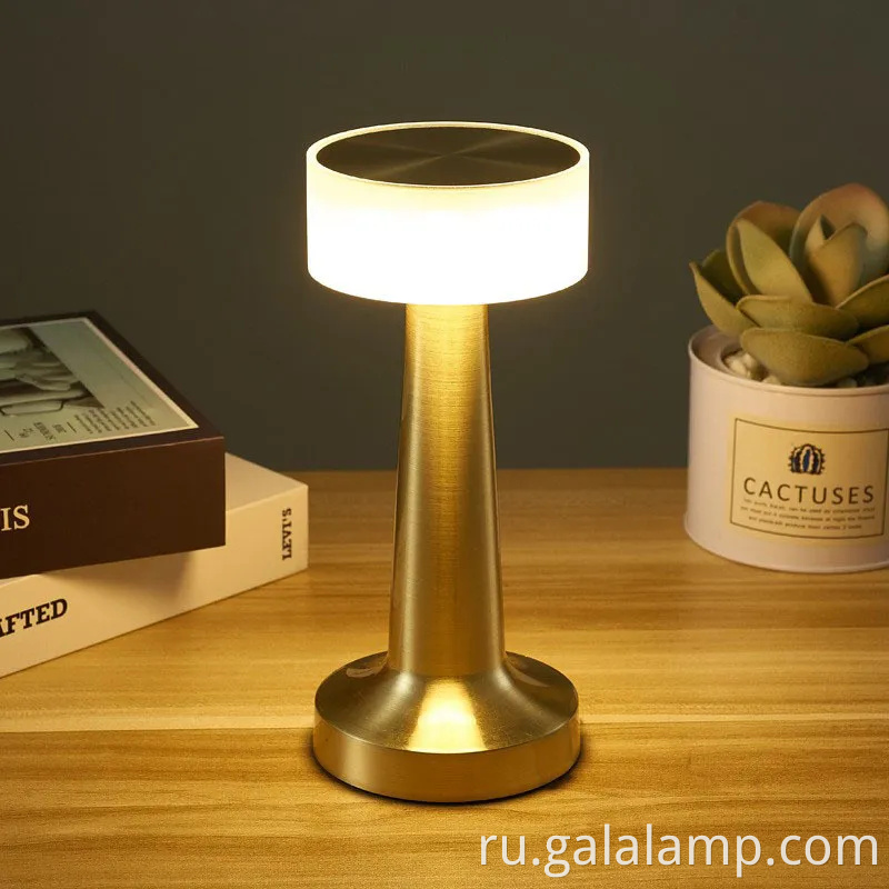 Стильная настольная лампа с кованым железом с удобной зарядкой USB